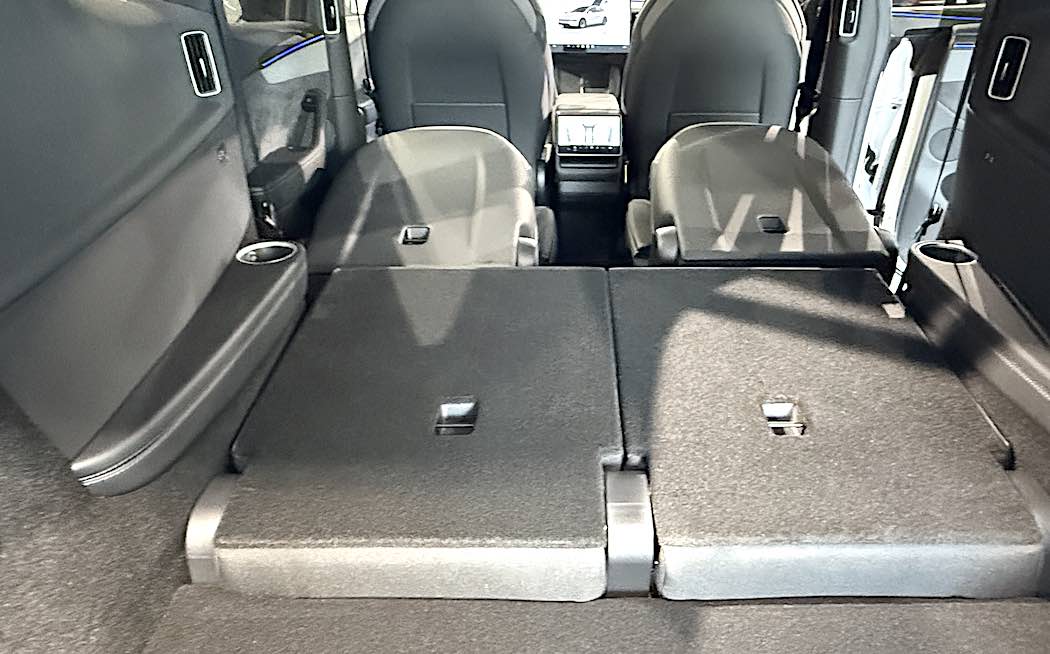 ２列目、3列目は折り畳み式でフラットにすることも可能