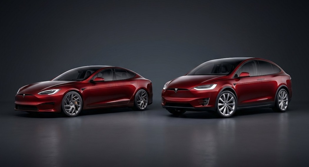 生産終了を記念する限定モデル「シグネチャーエディション」のモデルS（左）とモデルX（右）