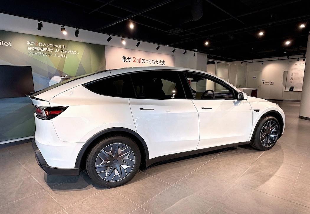 ホイールベースは標準モデルYより150mm伸ばして3040mmとなった