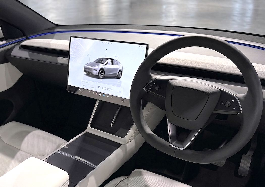 16インチのタッチスクリーンは、最新テスラ共通仕様