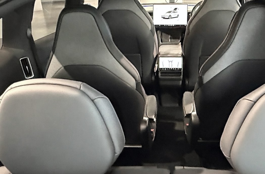 2列目は左右独立した「キャプテンズシート」を採用