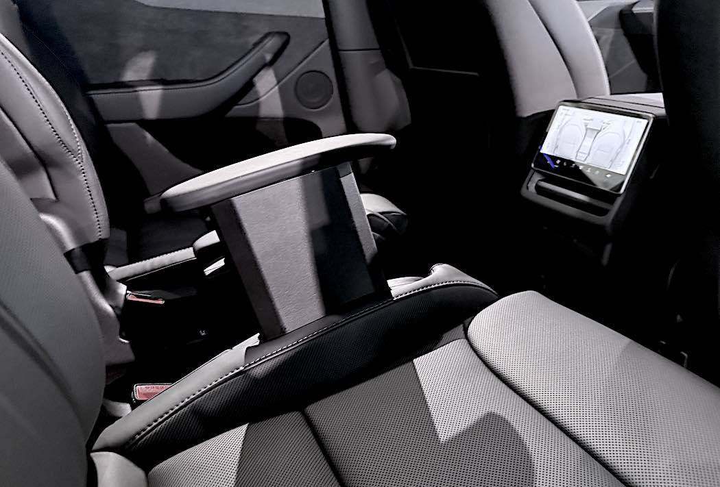 ２列目のインボードアームレストは電動開閉式