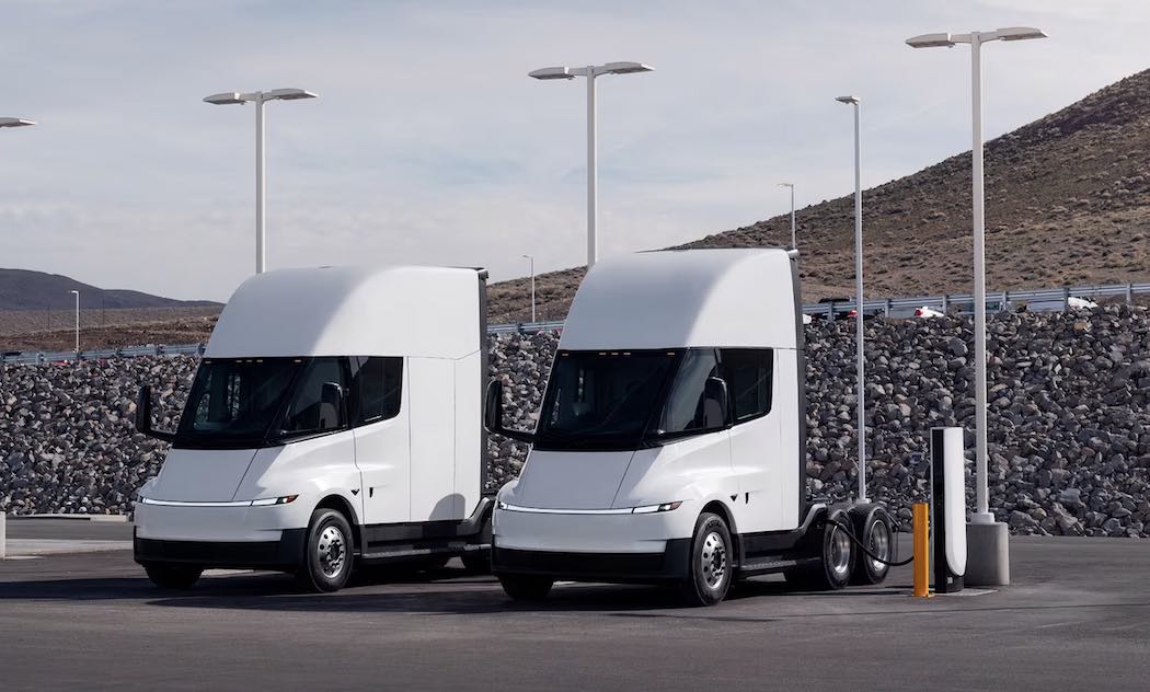 電動大型トラック「セミ」向けの充電ソリューションとして2製品を展開