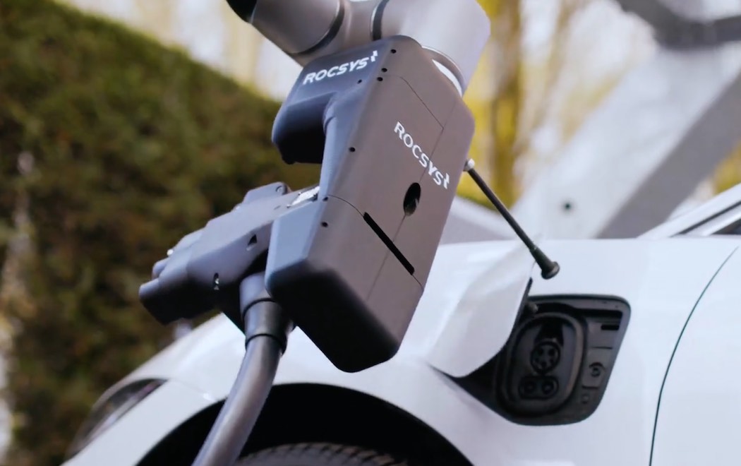 充電ポートを自動で開閉するロックシスM1