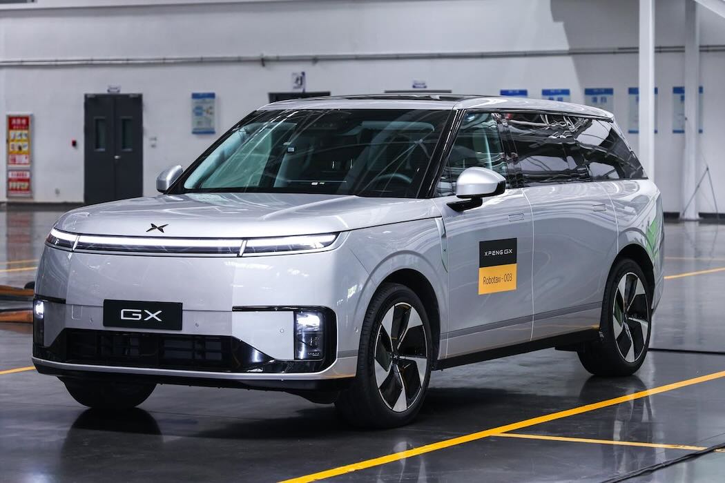 純カメラビジョンの自動運転システムを採用したロボタクシー