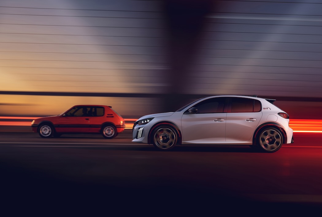 新型「E-208 GTi」(写真右)は「205 GTi」(写真左)の系譜を受け継ぐ電動ホットハッチ
