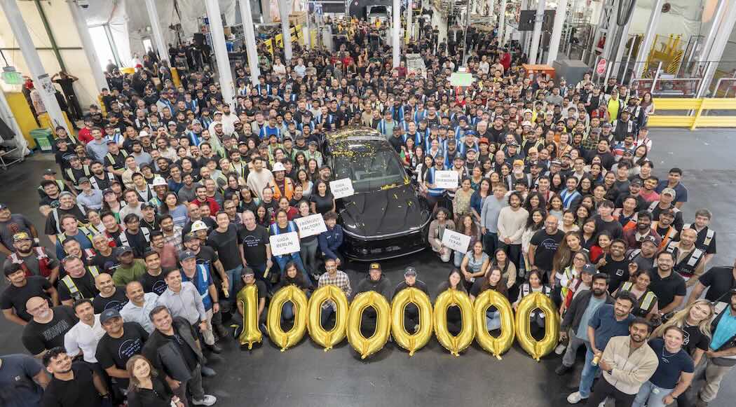 カリフォルニア州のフリーモント工場で、1000万台を達成（写真：テスラX公式アカウントによる投稿より）