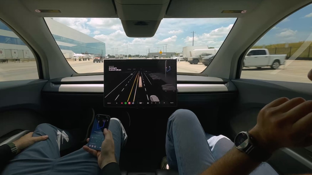 テスラ従業員がテスト乗車するサイバーキャブの車内(クレジット:テスラ)