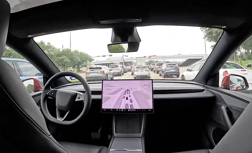 無人運転はAI4以降とテスラが明文化。写真はヒューストンを走る無人運転のロボタクシー（写真：@JCChristopher氏によるXへの投稿より）