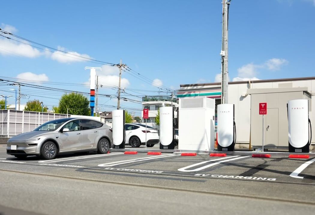日本国内でセブンイレブンへの設置は初（写真：テスラジャパンX公式アカウントの投稿より、セブンイレブンジャパン）