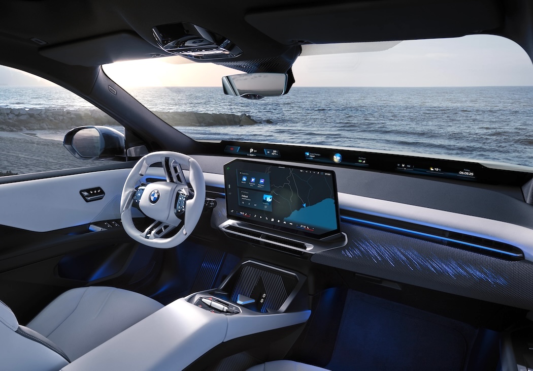 BMW初の「パノラミックiDrive」を採用
