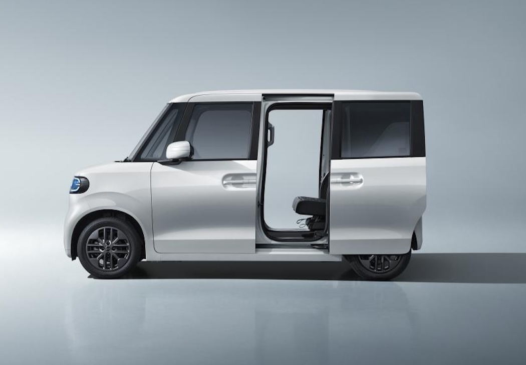 オープンに合わせ 軽EV「BYD ラッコ」を特別展示