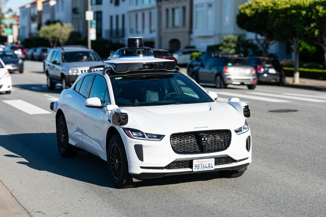 地上に人とインフラを泥臭く敷き詰めるWaymo（写真：iStock.com /Michael Vi）