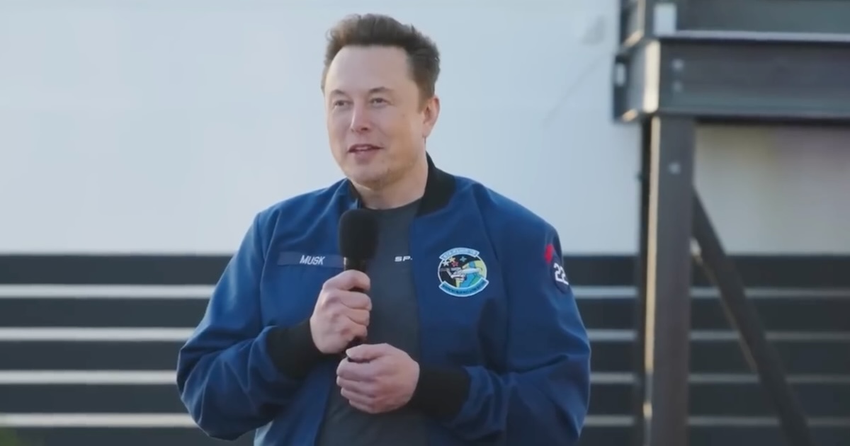 スペースXのスターベースにて、人類の多惑星化への情熱を社員に語りかけるイーロン・マスク（クレジット：スペースX）