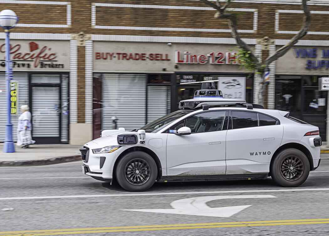ロサンゼルスで運行するウェイモ（写真：iStock.comGDMatt66 LOS ANGELES, United States）
