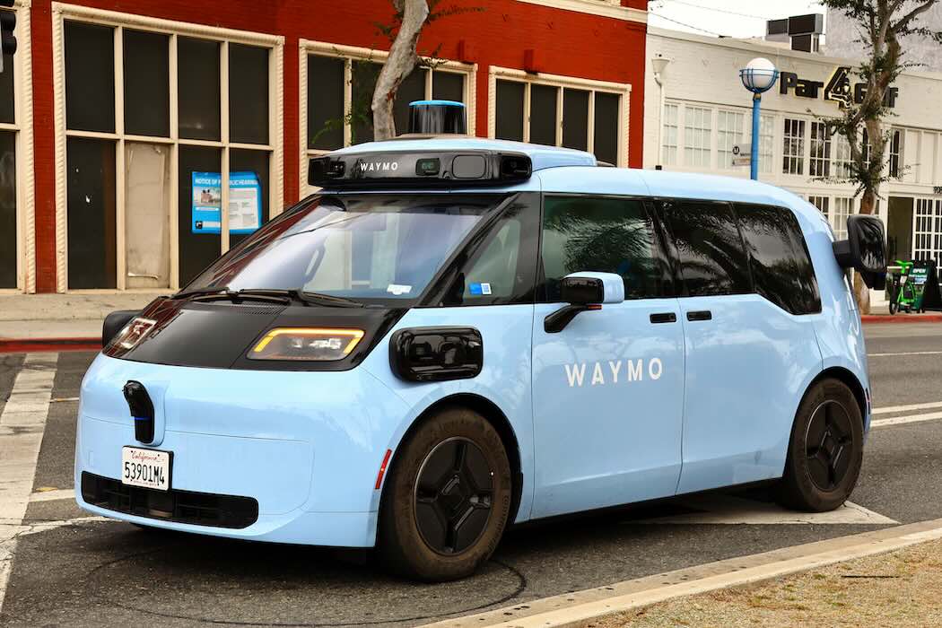 ロサンゼルスを走行するウェイモの自動運転ロボタクシー「オハイオ」（写真：（写真：iStock.com / Walter Cicchetti）